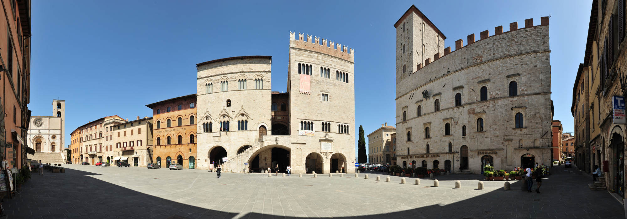 panoramica piazza centrale di Todi