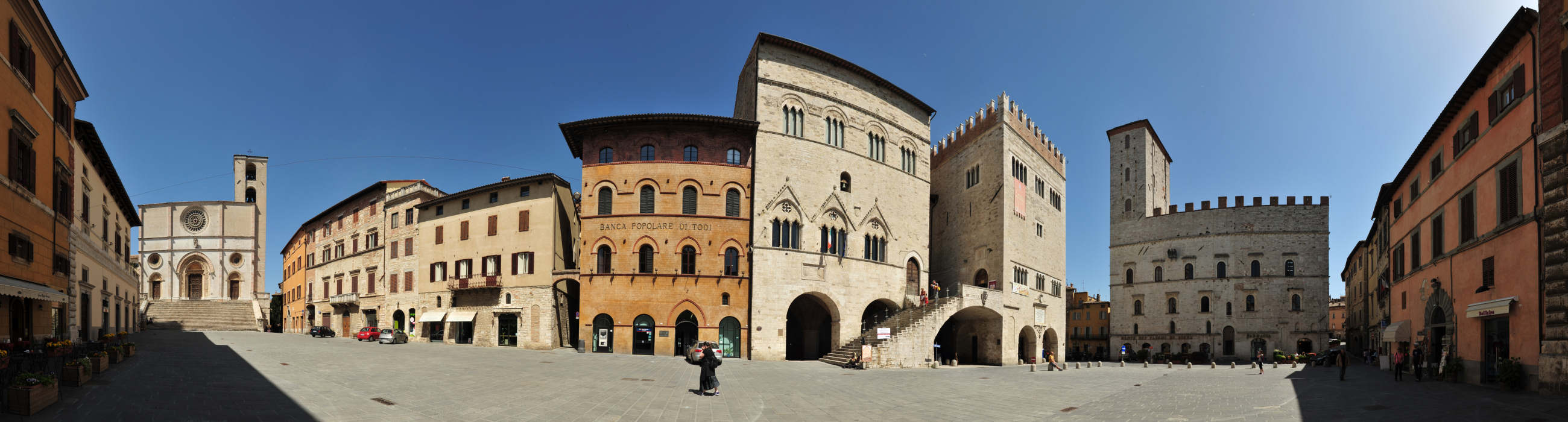 panoramica piazza centrale di Todi