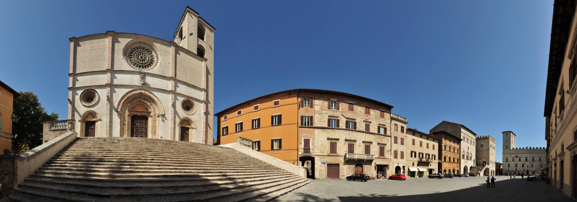 panoramica piazza centrale di Todi